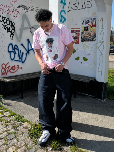 modell iført supreme t-shirt