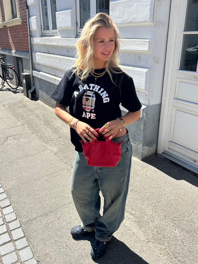 modell iført bape t-shirt