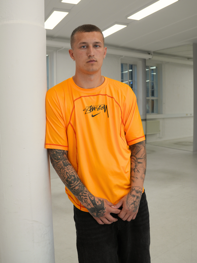 modell iført stüssy t-shirt