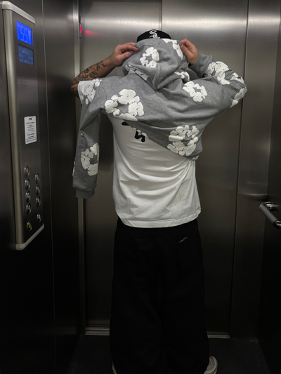 modell iført denim tears hoodie