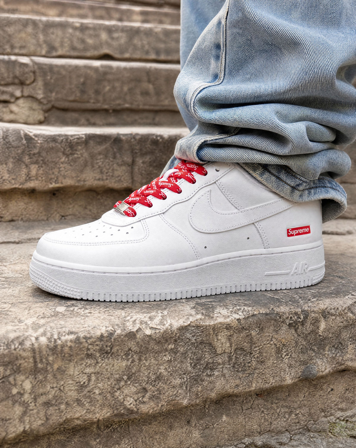 Nike Air Force 1 Low Supreme White - on-foot