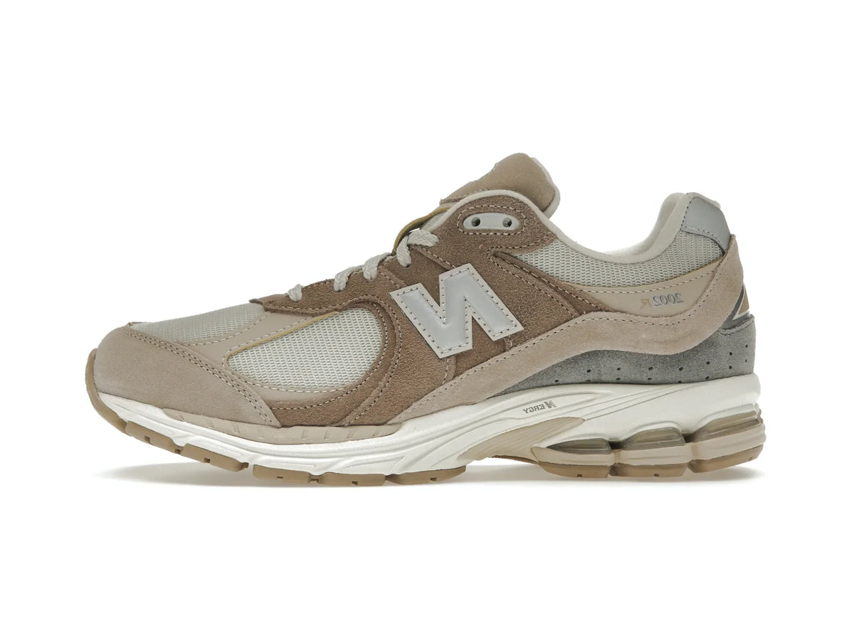 New Balance 2002R "Driftwood Sandstone" - street-bill.dk