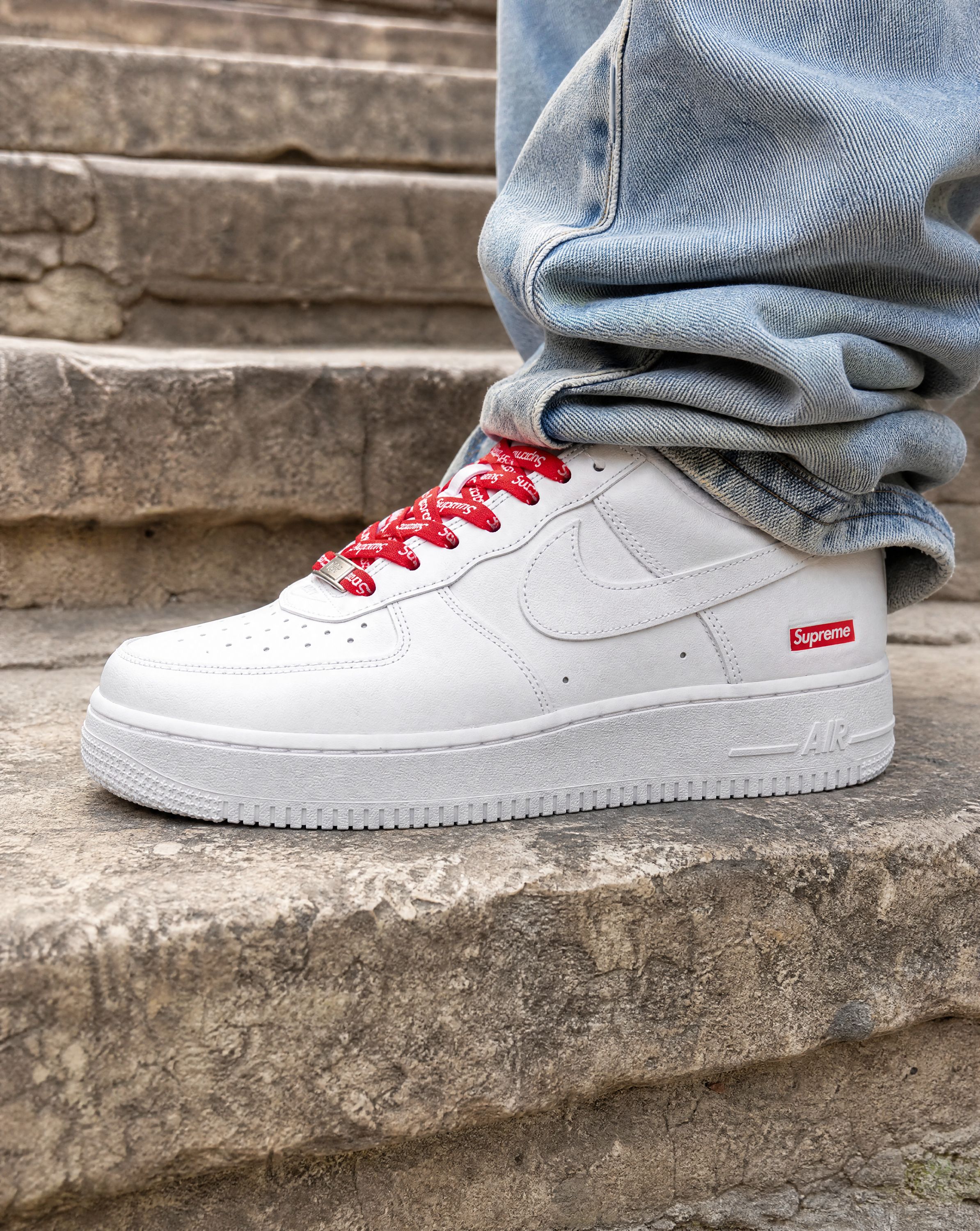 Nike Air Force 1 Low Supreme White - on-foot
