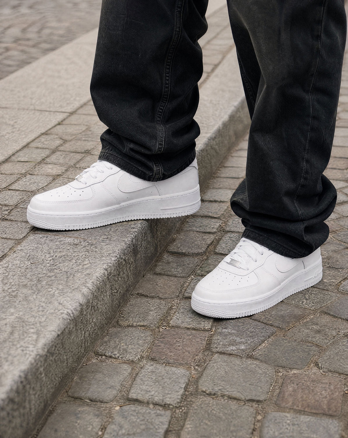 Nike Air Force 1 Low '07 White - on-foot