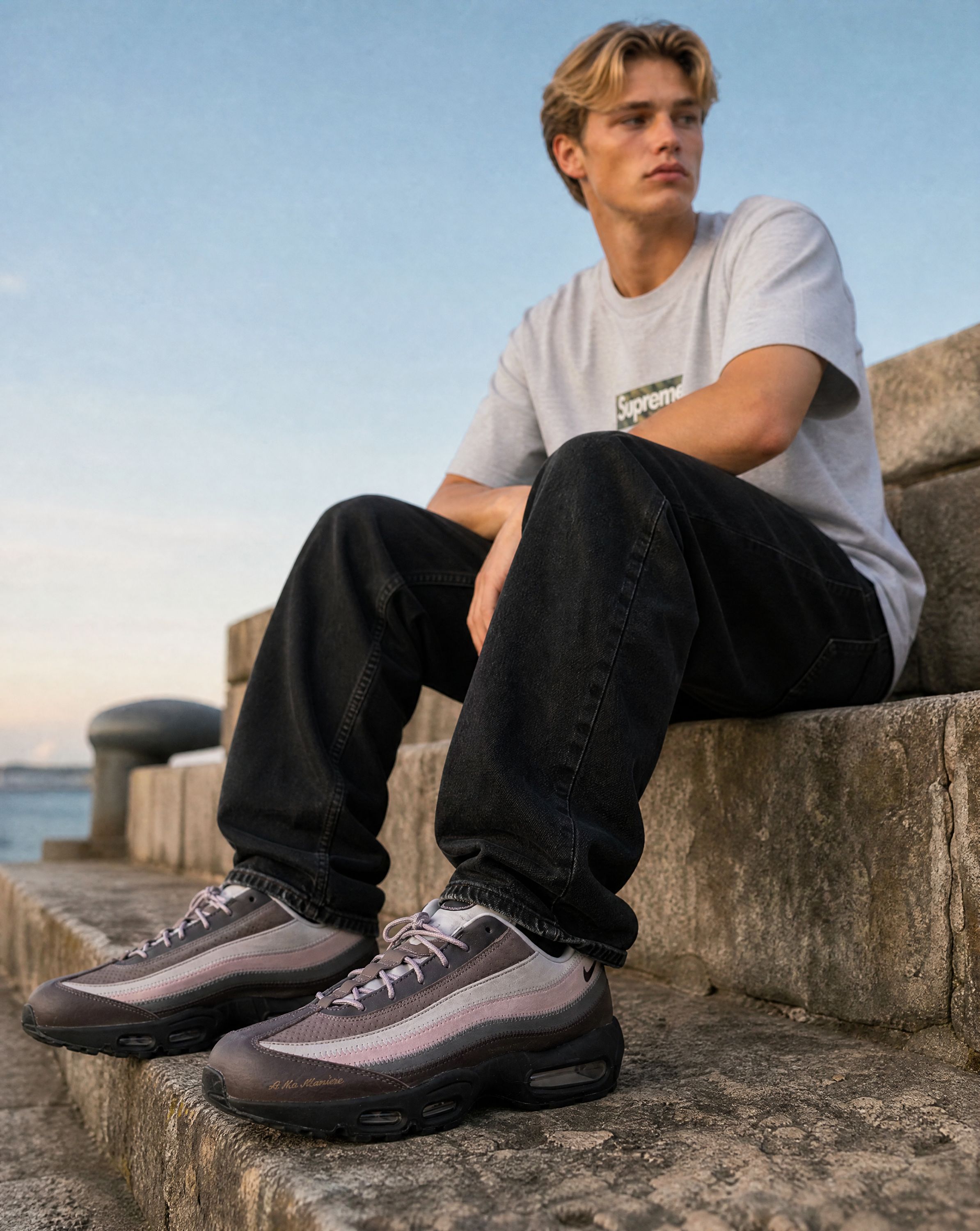 Nike Air Max 95 SP A Ma Maniére While You Were Sleeping - siddende ved havnen