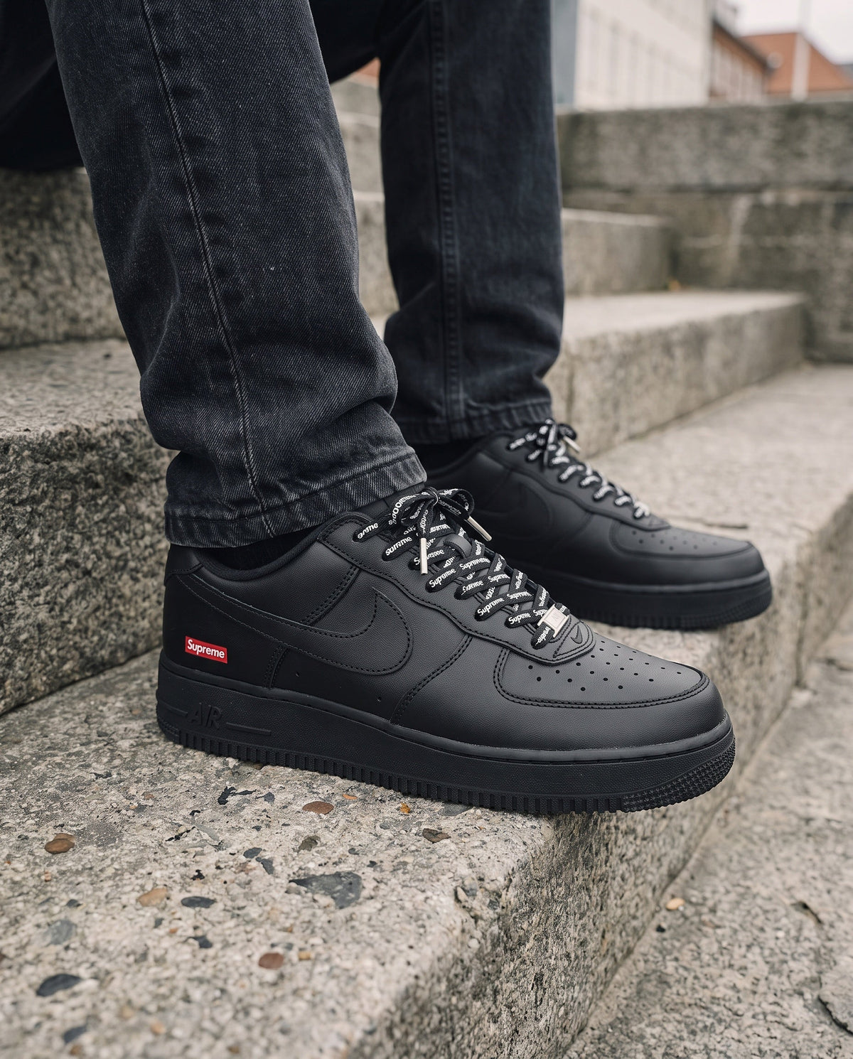 Nike Air Force 1 Low Supreme Black - on foot