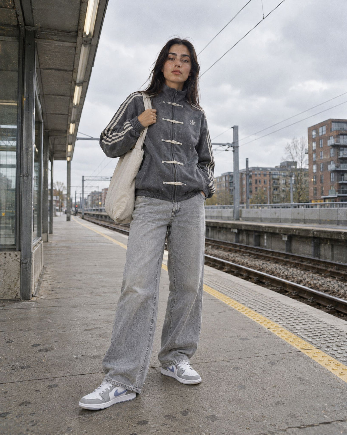 Jordan 1 Mid Wolf Grey Aluminum (Women's) - streetstyle i København
